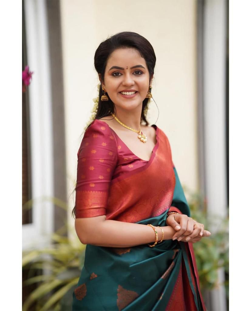 Engrossing Rama Banarasi Silk Saree With Unique Blouse Piece