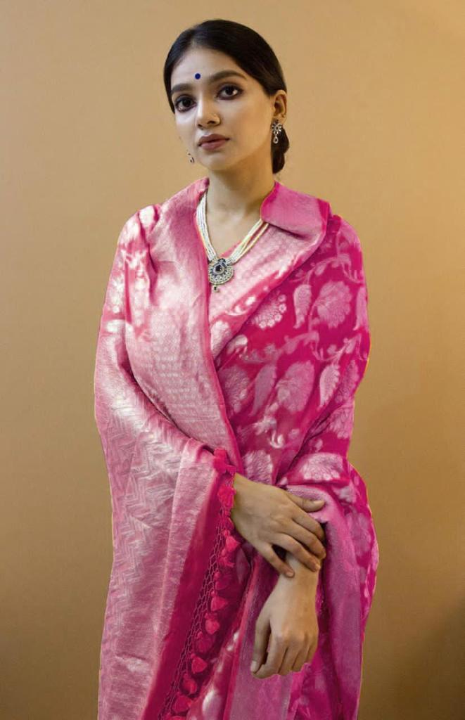 Ravishing Pink Soft Silk Saree With Thrilling Blouse Piece