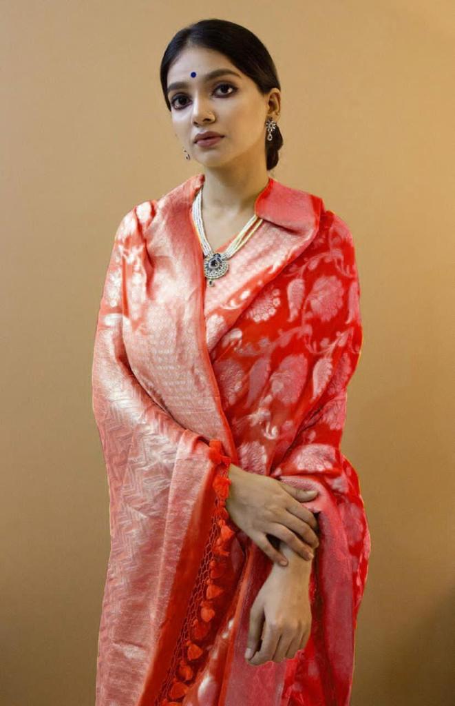 Graceful Red Soft Silk Saree With Exquisite Blouse Piece