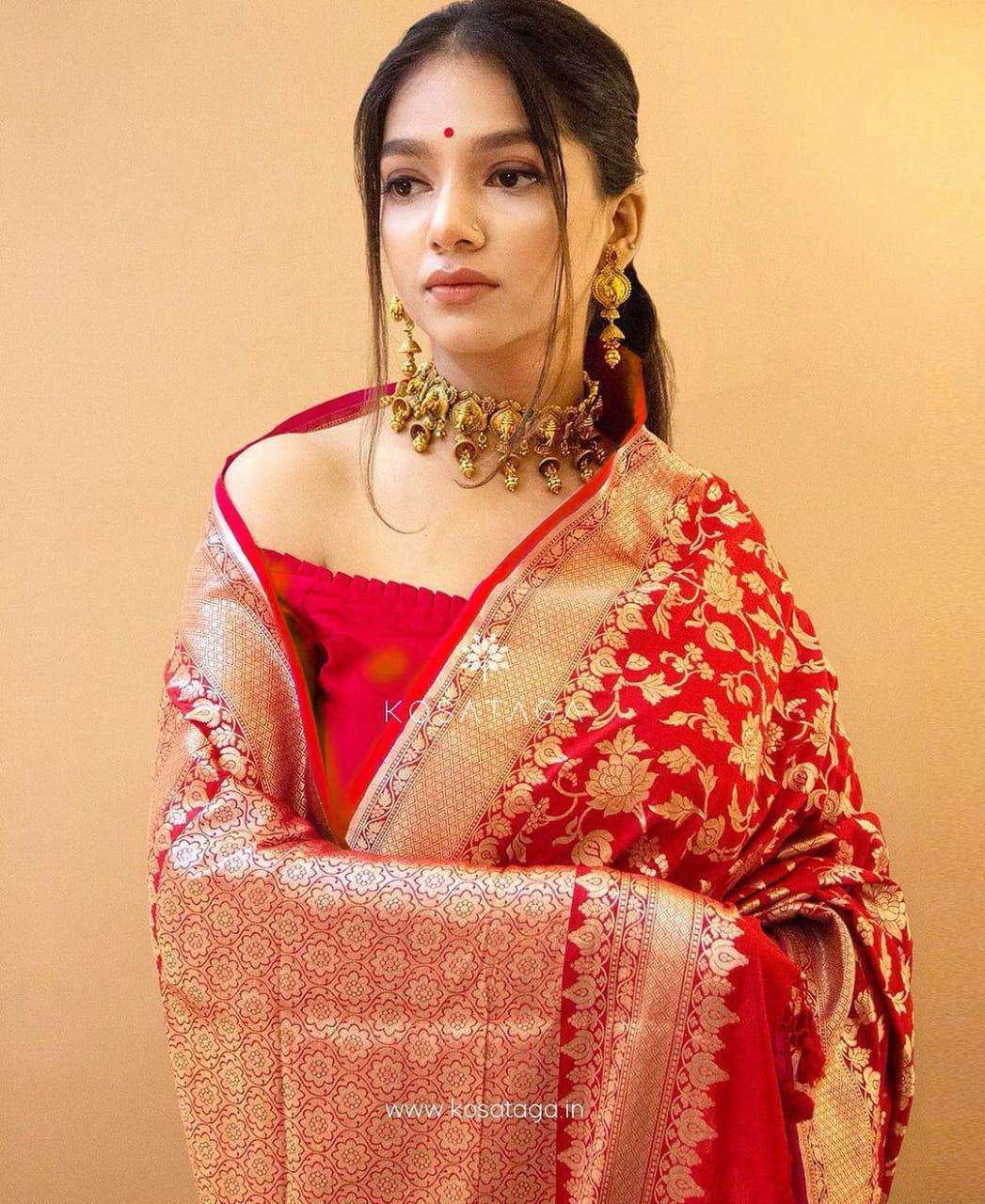 Engaging Red Banarasi Silk Saree With Mellifluous Blouse Piece