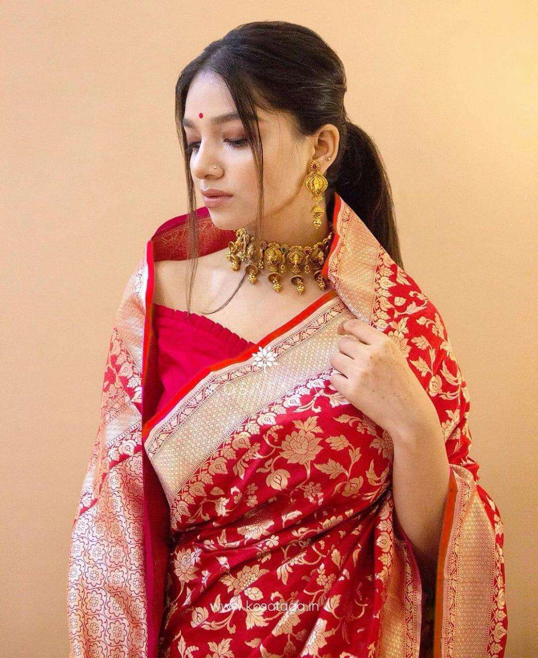 Engaging Red Banarasi Silk Saree With Mellifluous Blouse Piece