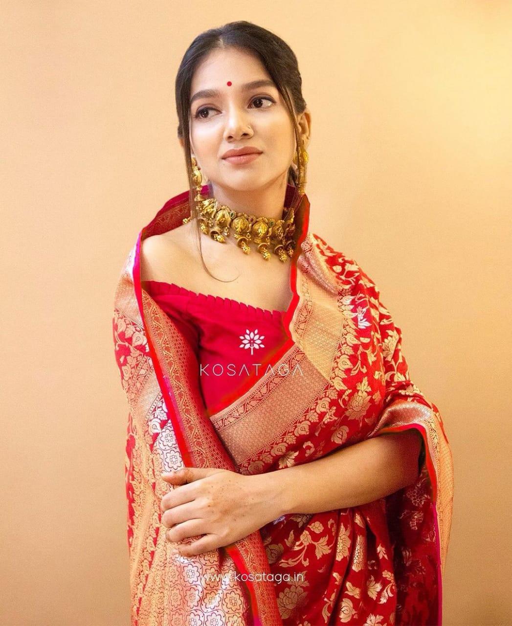 Engaging Red Banarasi Silk Saree With Mellifluous Blouse Piece