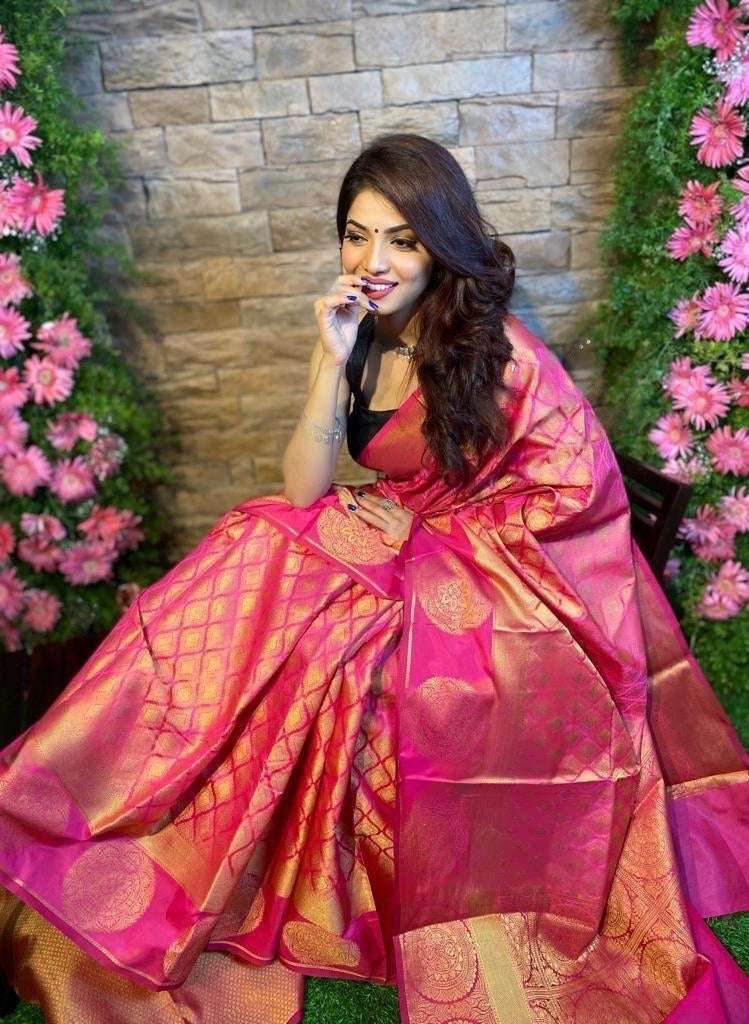 Fetching Pink Soft Silk Saree With Beautiful Blouse Piece