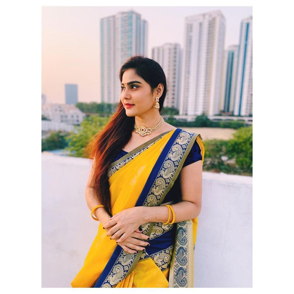 Charismatic Yellow Banarasi Silk Saree With Splendorous Blouse Piece