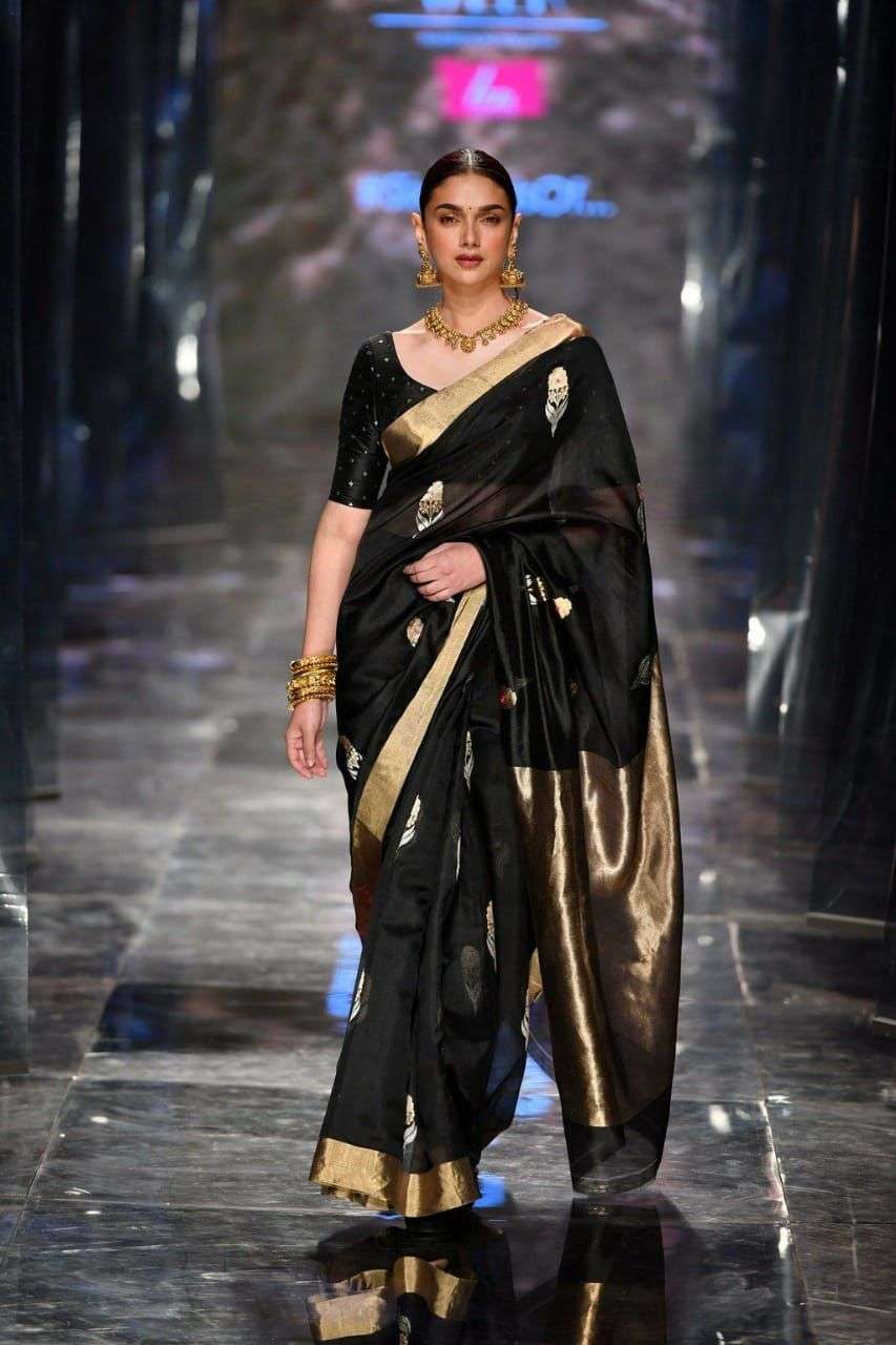 Irresistible Black Cotton Silk Saree With Vintage Design Blouse Piece