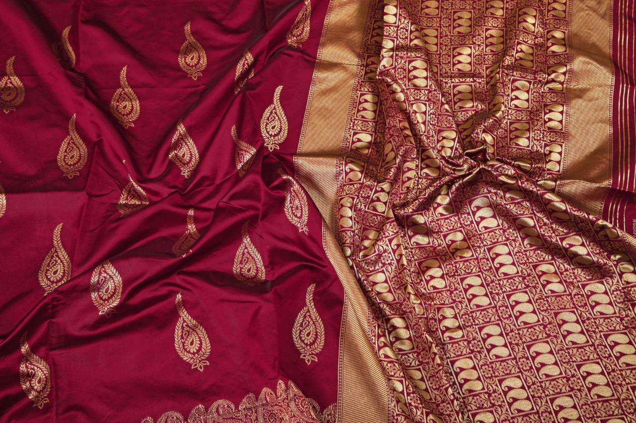 Beguiling Maroon Banarasi Silk Saree With Lovely Blouse Piece