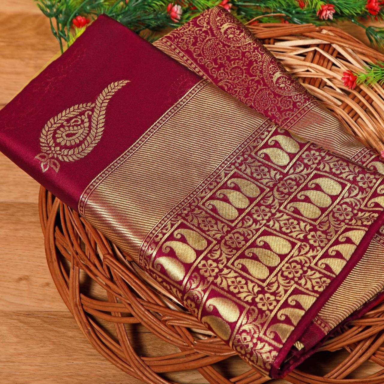 Beguiling Maroon Banarasi Silk Saree With Lovely Blouse Piece