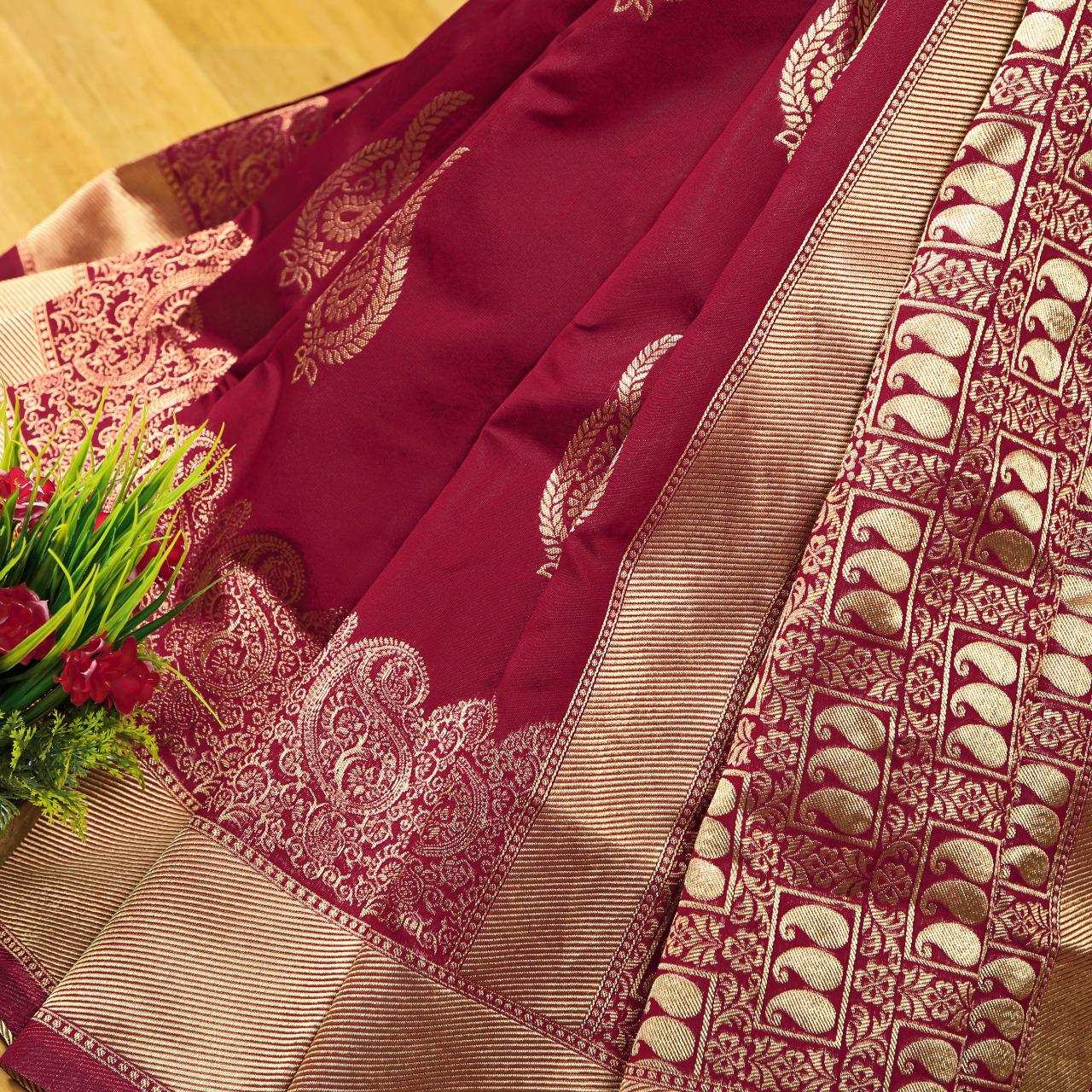 Beguiling Maroon Banarasi Silk Saree With Lovely Blouse Piece