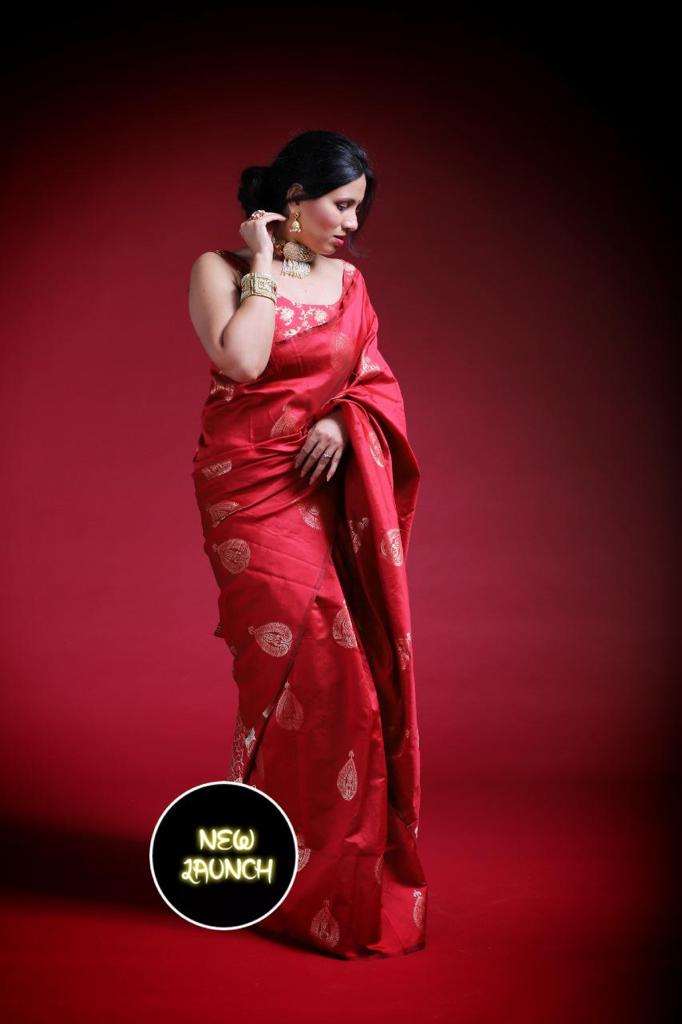 Adorable Red Banarasi Silk Saree With Elegant Blouse Piece