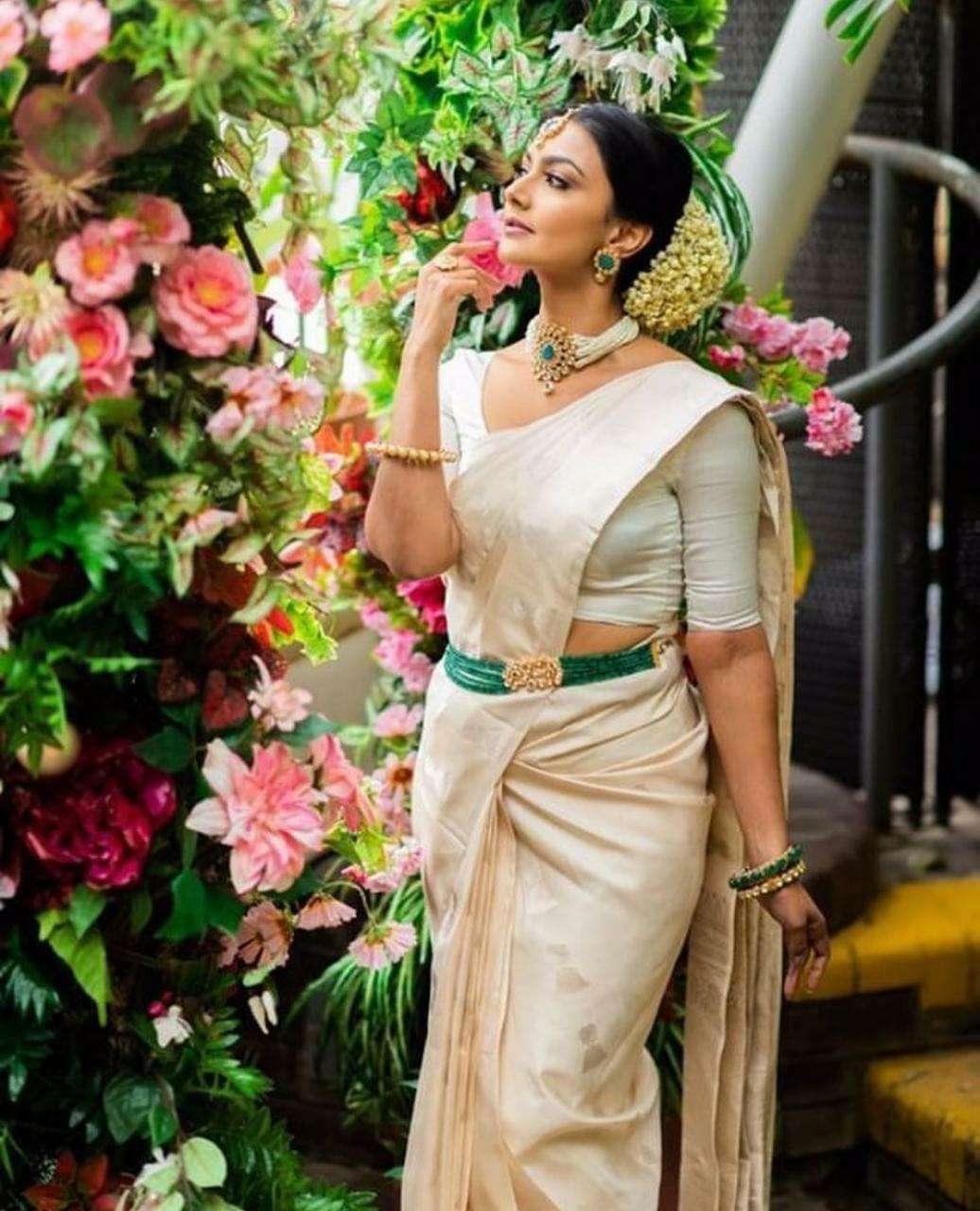 Stunning Off White Banarasi Silk Saree With Graceful Blouse Piece