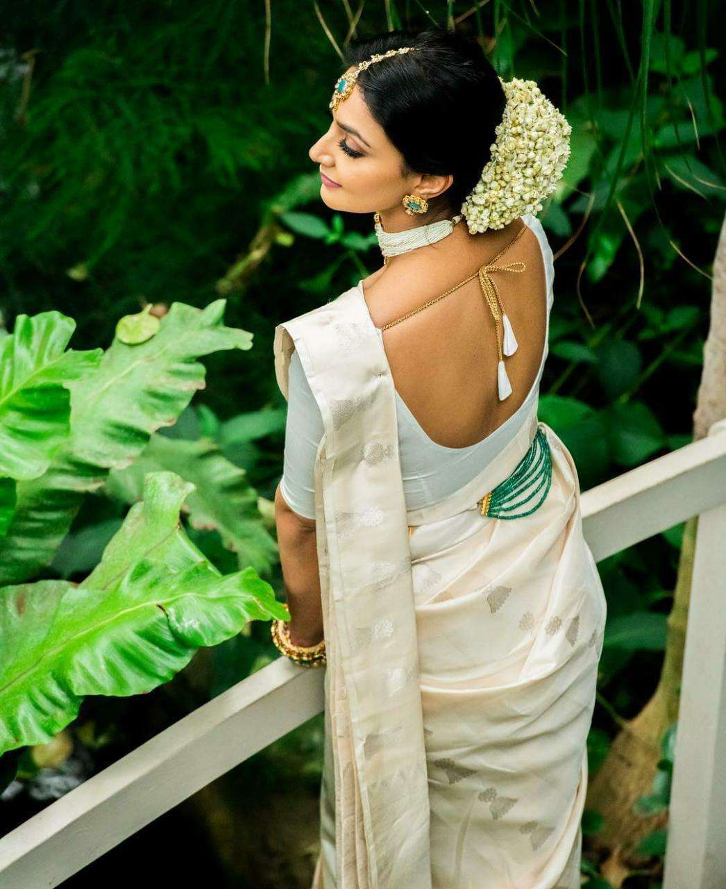 Stunning Off White Banarasi Silk Saree With Graceful Blouse Piece