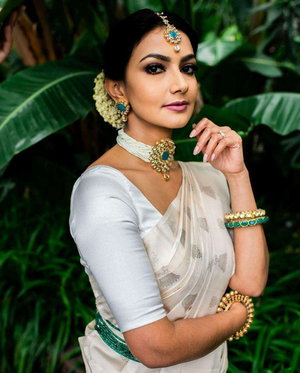 Stunning Off White Banarasi Silk Saree With Graceful Blouse Piece