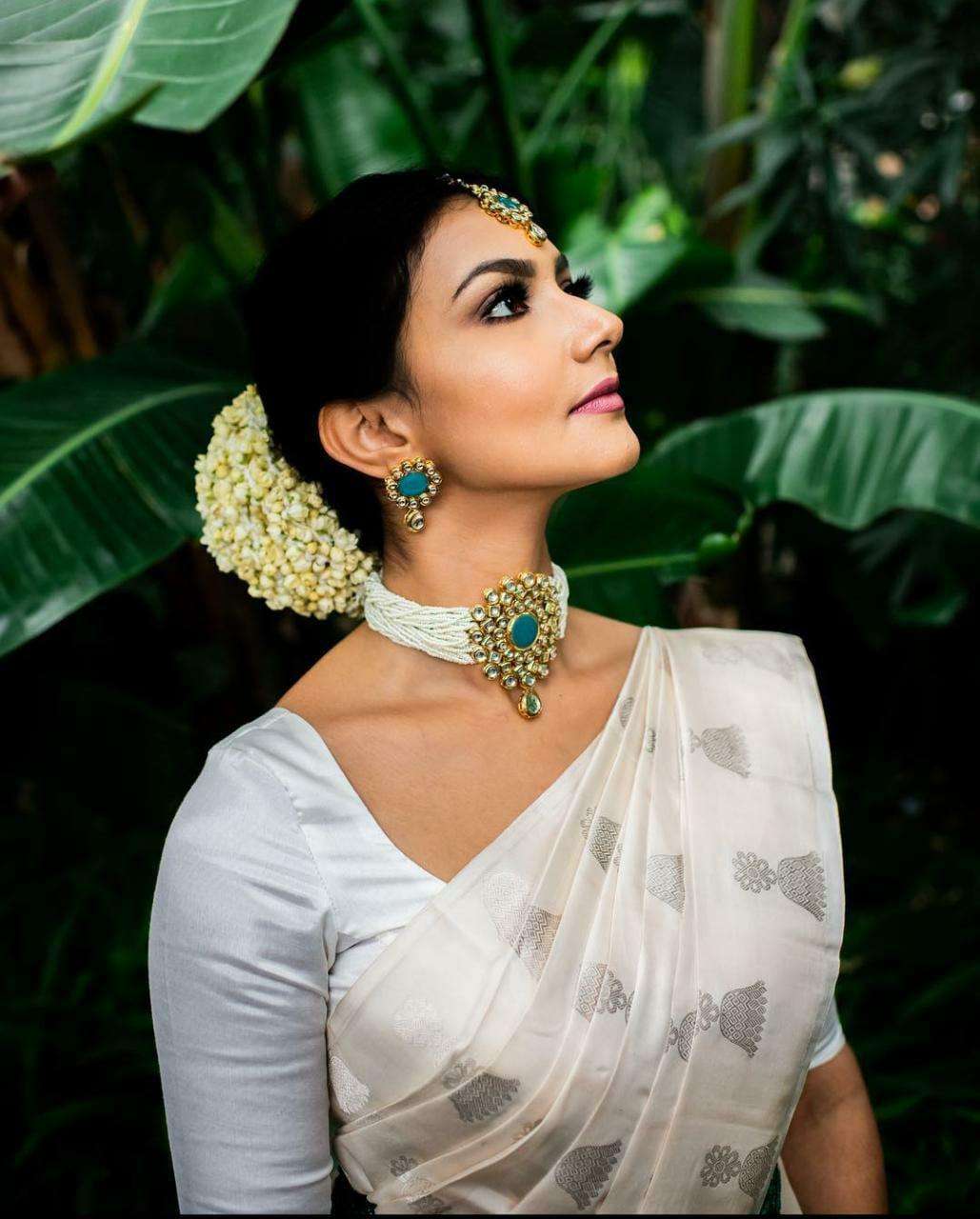 Stunning Off White Banarasi Silk Saree With Graceful Blouse Piece