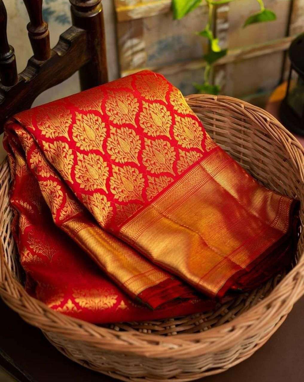 Marvelous Red Kanjivaram Silk Saree With Elegant Blouse Piece
