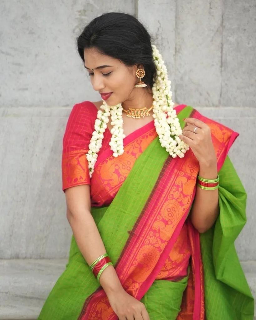 Tempting Green Banarasi Silk Saree With Gratifying Blouse Piece