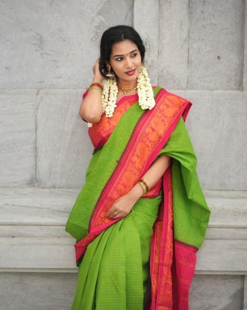Tempting Green Banarasi Silk Saree With Gratifying Blouse Piece