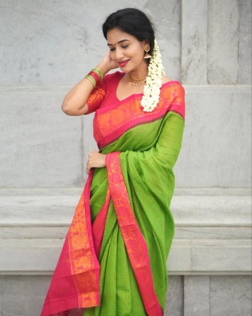 Tempting Green Banarasi Silk Saree With Gratifying Blouse Piece