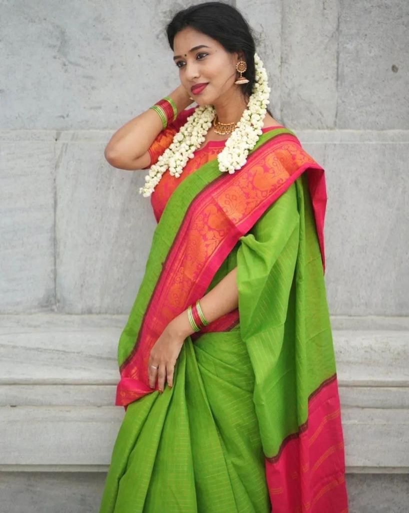 Tempting Green Banarasi Silk Saree With Gratifying Blouse Piece