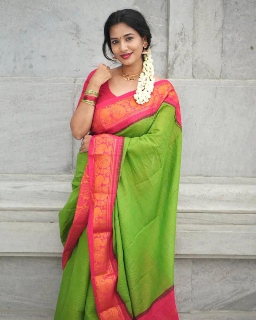 Tempting Green Banarasi Silk Saree With Gratifying Blouse Piece