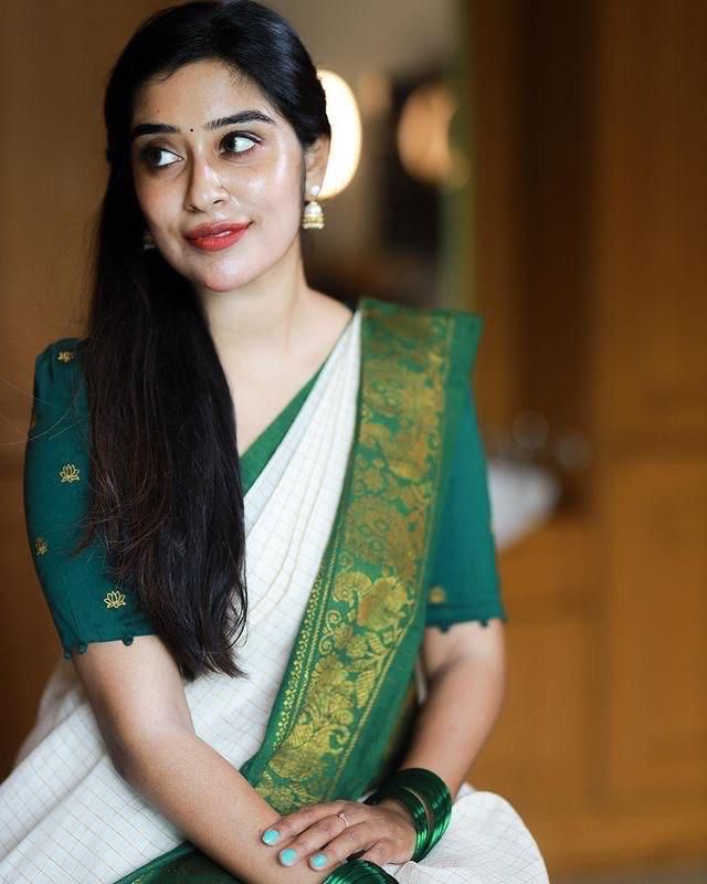 Scintilla Off White Banarasi Silk Saree With Trendy Blouse Piece