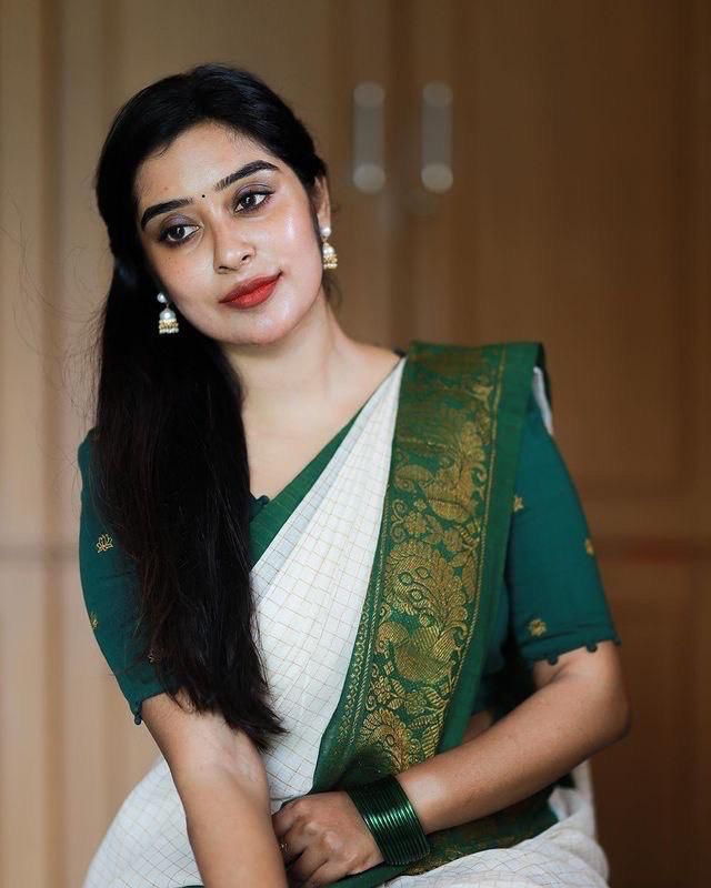 Scintilla Off White Banarasi Silk Saree With Trendy Blouse Piece