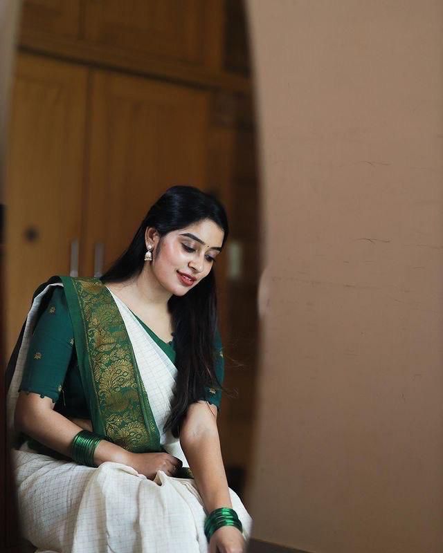 Scintilla Off White Banarasi Silk Saree With Trendy Blouse Piece