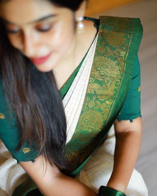 Scintilla Off White Banarasi Silk Saree With Trendy Blouse Piece