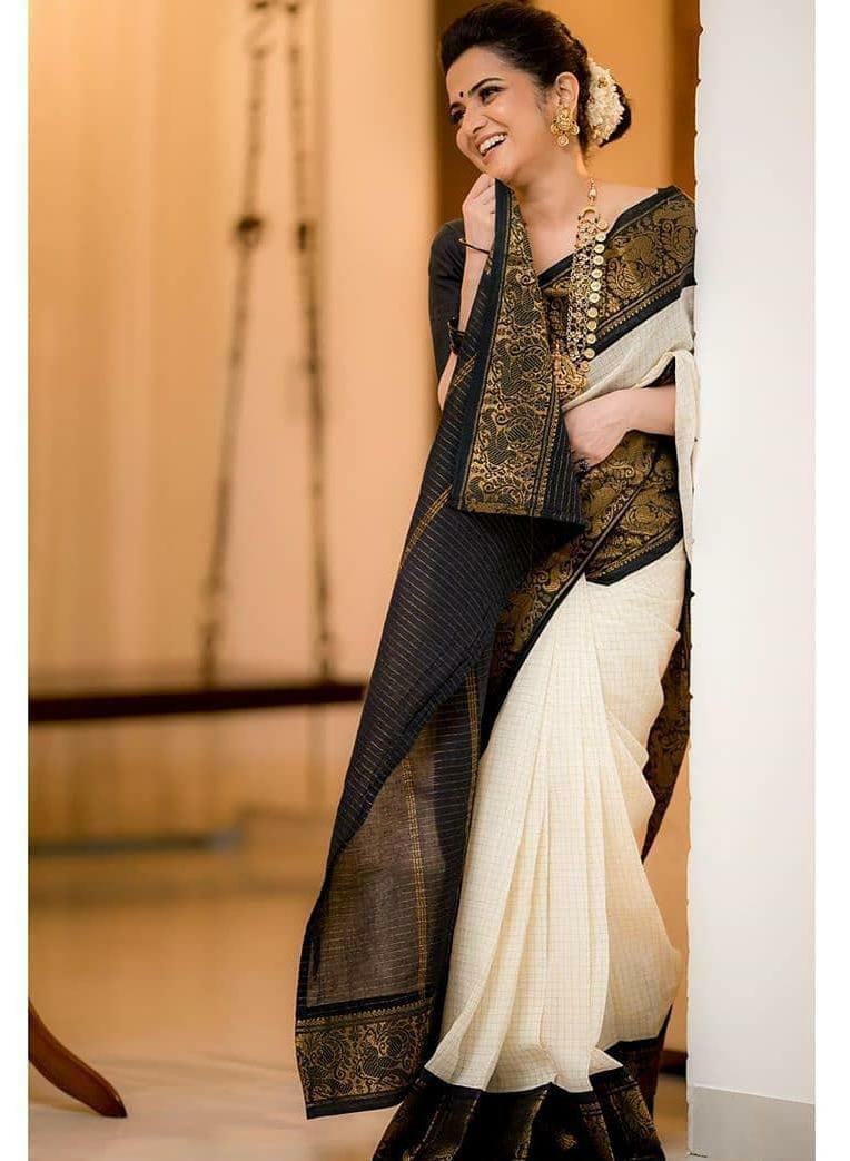 Demure Off White Banarasi Silk Saree With Felicitous Blouse Piece