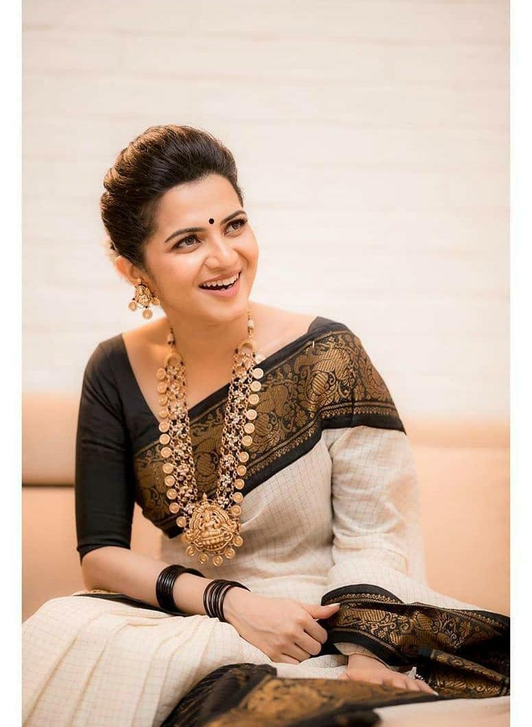Demure Off White Banarasi Silk Saree With Felicitous Blouse Piece