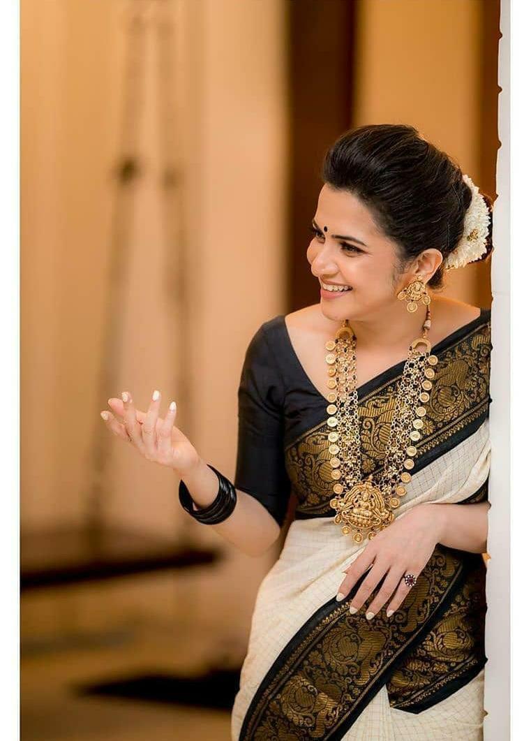 Demure Off White Banarasi Silk Saree With Felicitous Blouse Piece