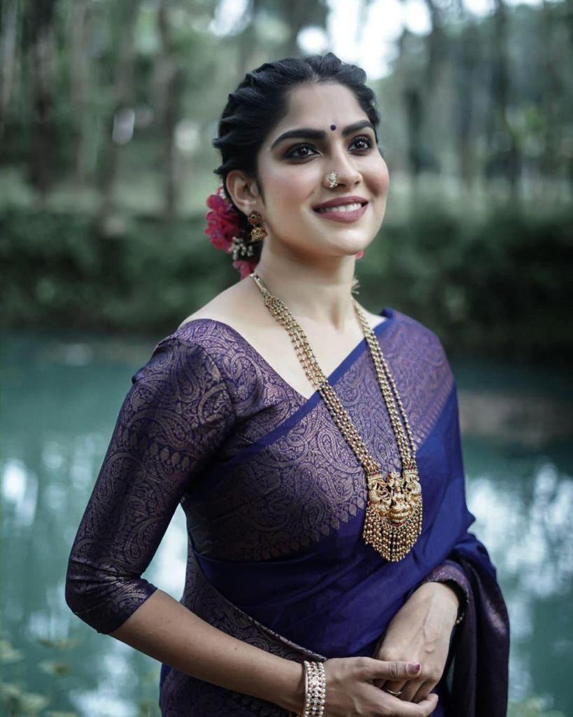 Aesthetic Navy Blue Soft Silk Saree With Admirable Blouse Piece