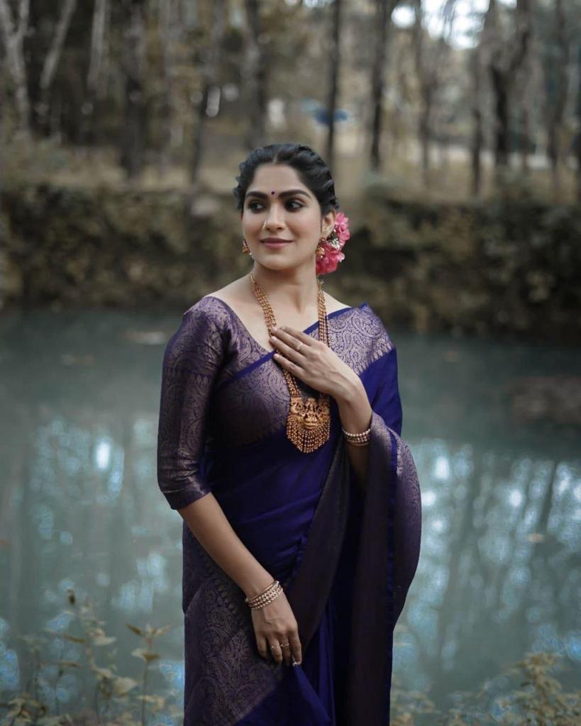 Aesthetic Navy Blue Soft Silk Saree With Admirable Blouse Piece