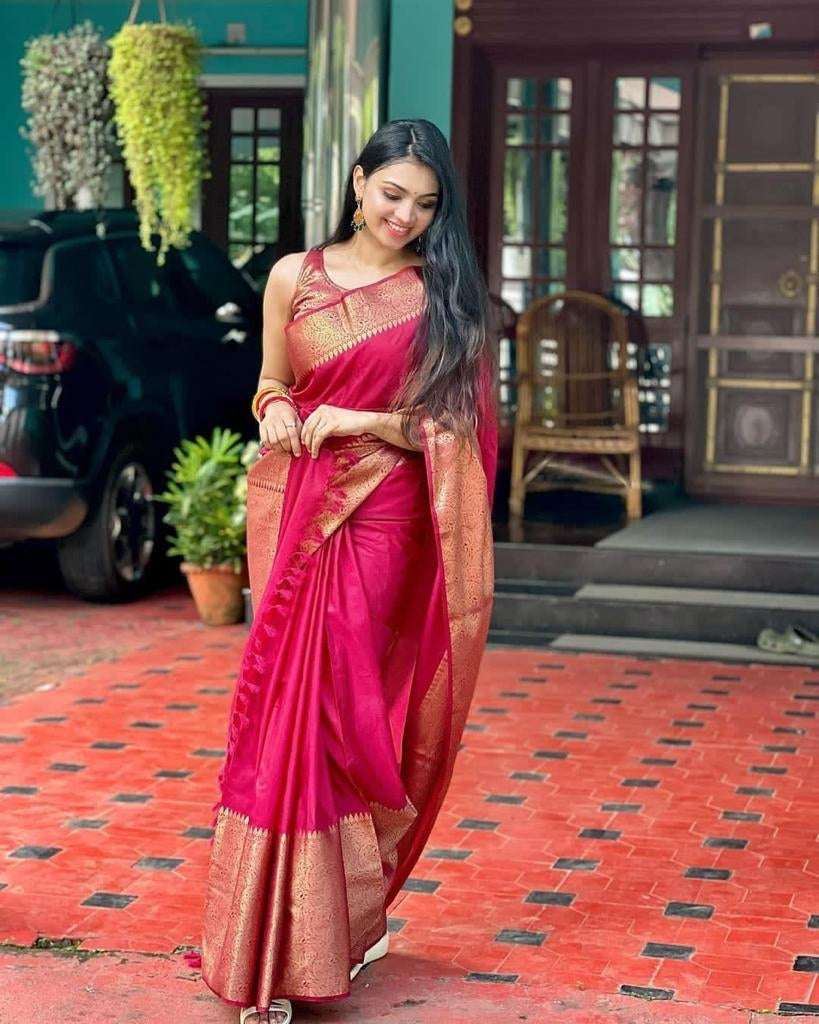 Alluring Red Soft Silk Saree With Sumptuous Blouse Piece