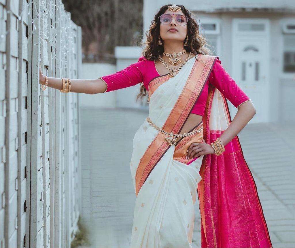 Fascinating White Soft Silk Saree With Opulent Blouse Piece