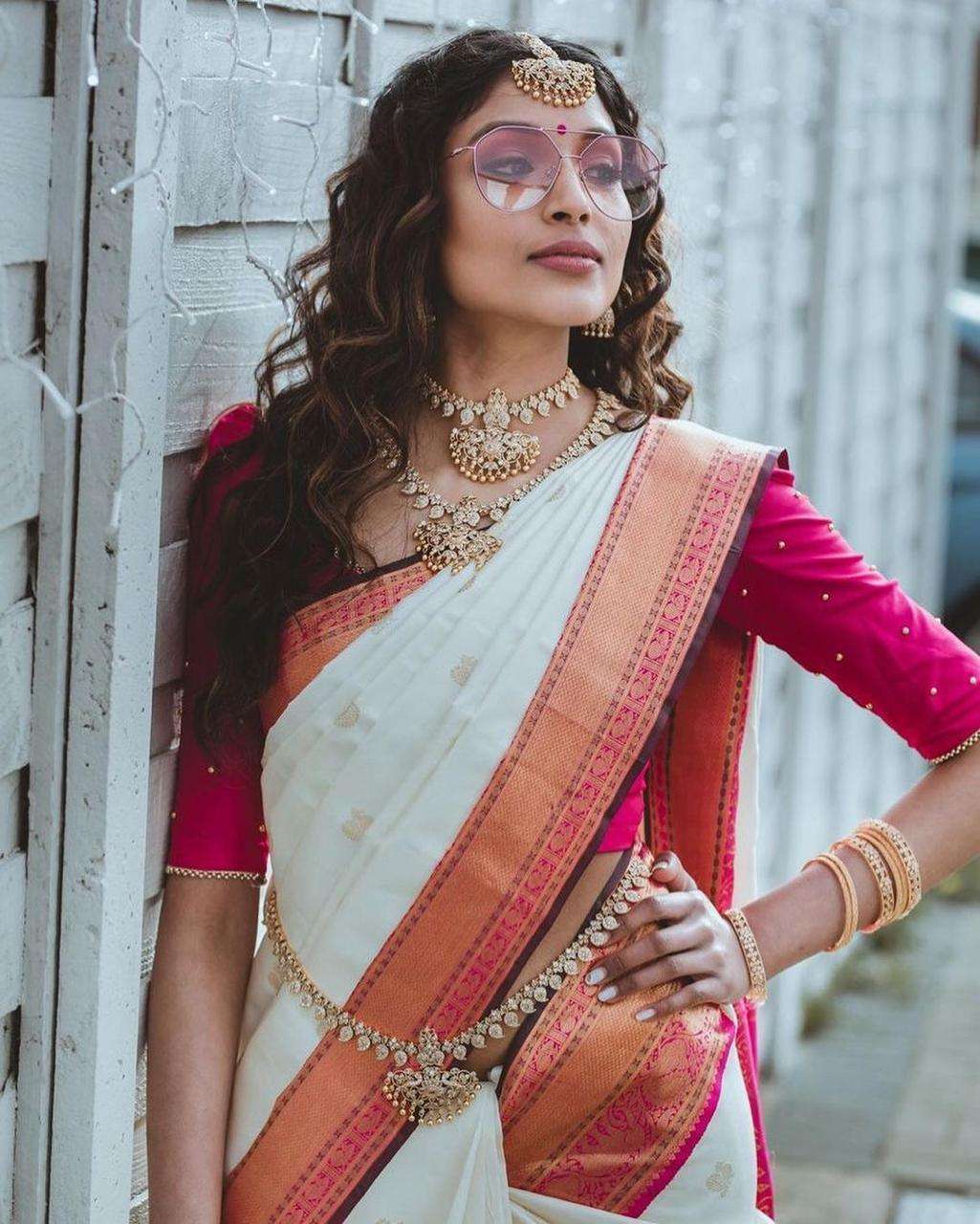 Fascinating White Soft Silk Saree With Opulent Blouse Piece