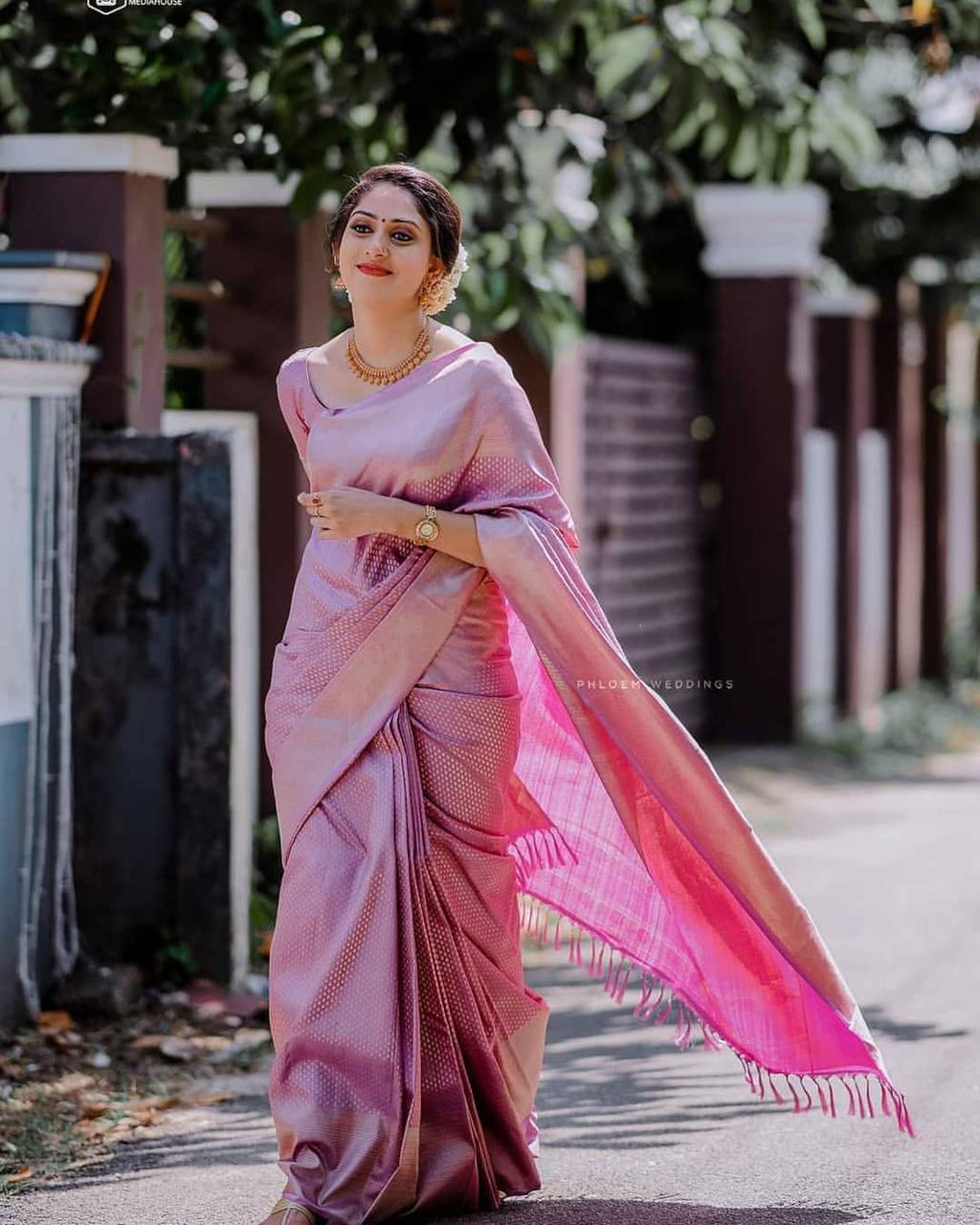 Paradisiacal Light Pink Kanjivaram Silk Saree With Stylish Blouse Piece
