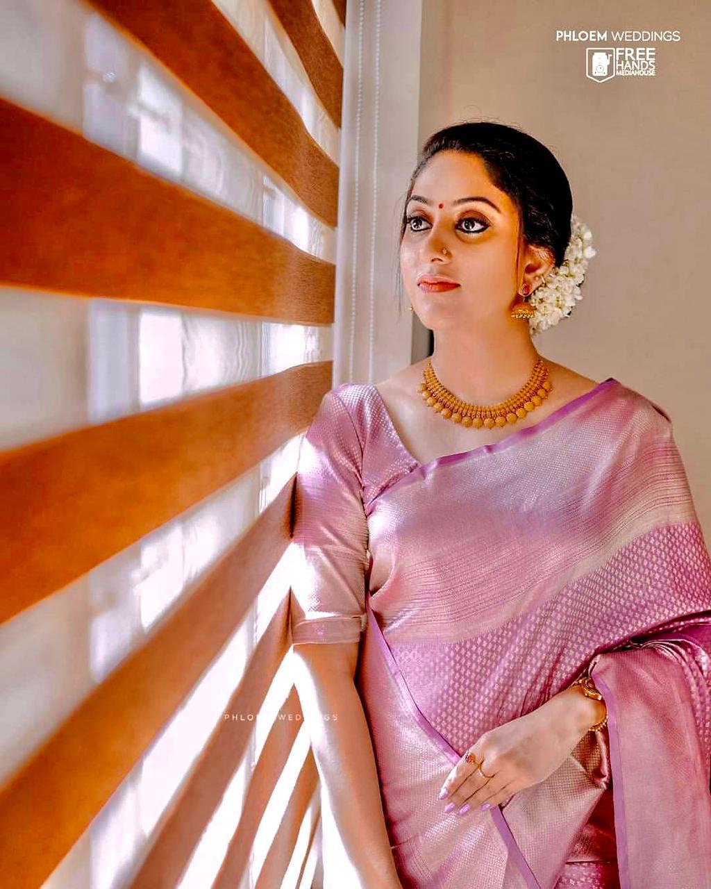 Paradisiacal Light Pink Kanjivaram Silk Saree With Stylish Blouse Piece