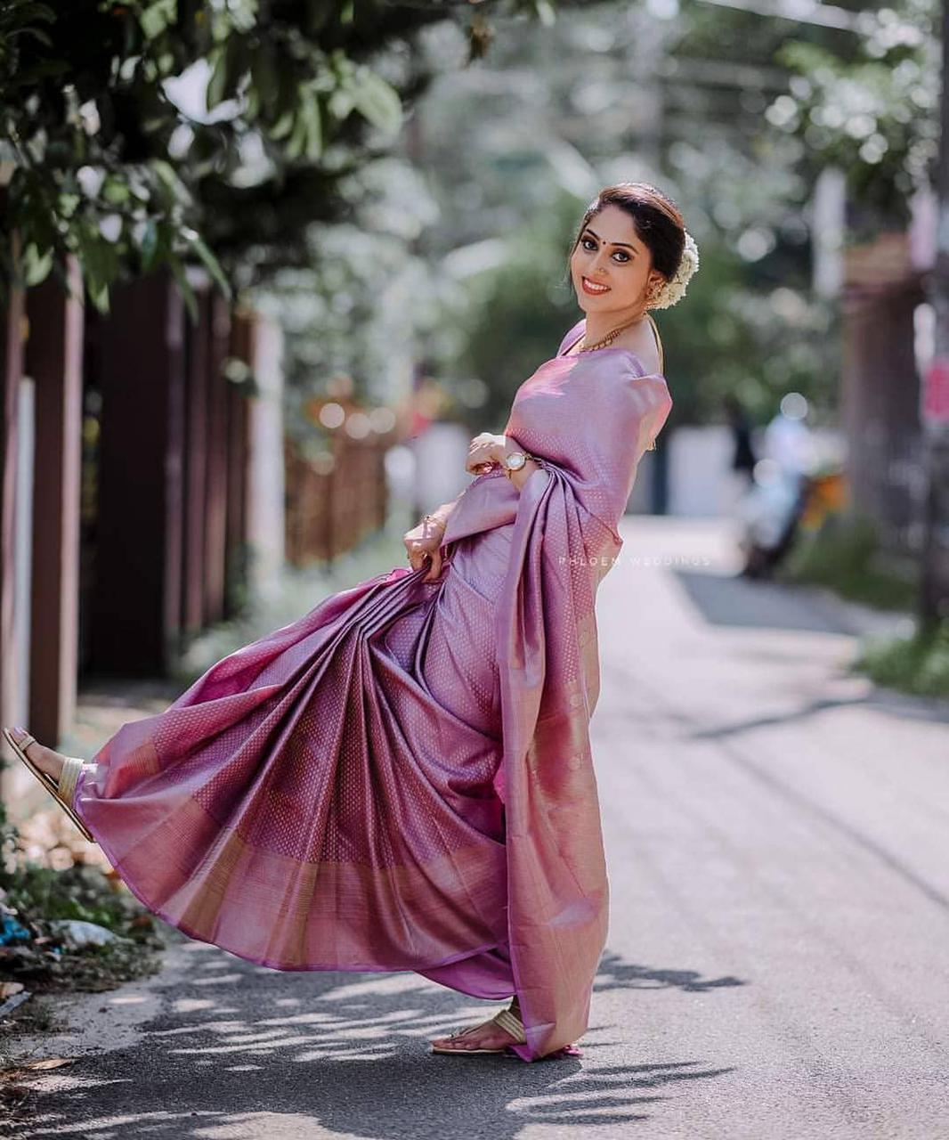 Paradisiacal Light Pink Kanjivaram Silk Saree With Stylish Blouse Piece