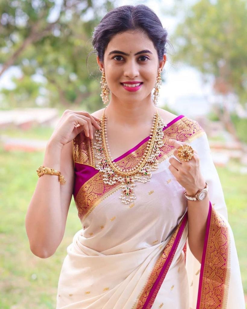 Captivating White Soft Silk Saree With Unique Blouse Piece