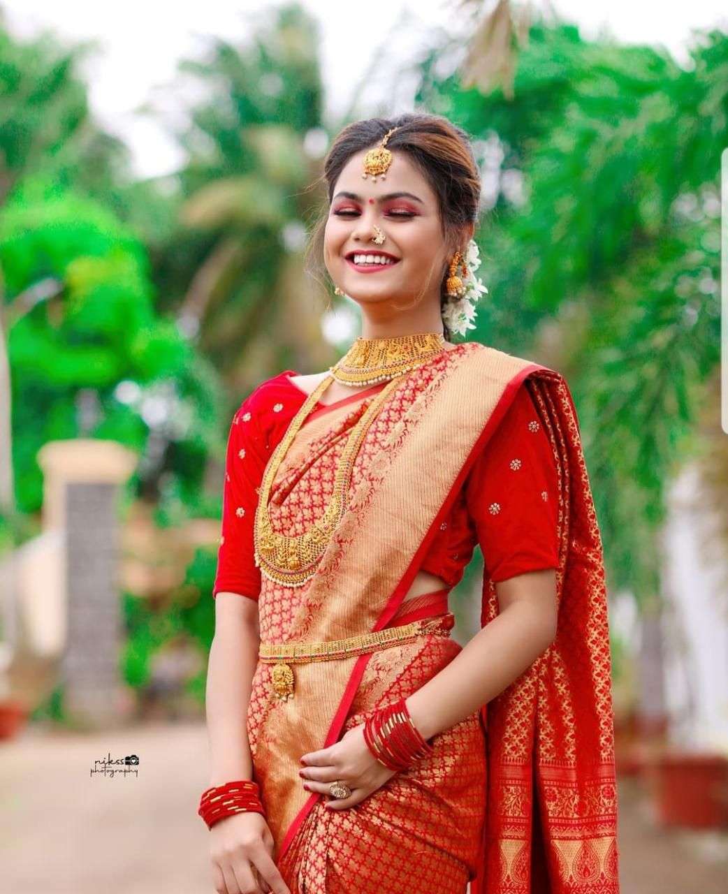 Elegant Red Kanjiravam Silk Saree With Demure Blouse Piece