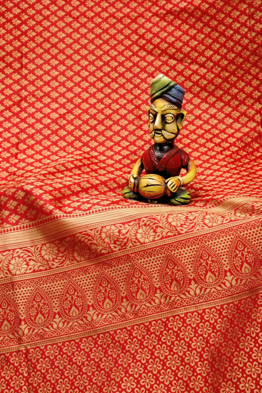 Elegant Red Kanjiravam Silk Saree With Demure Blouse Piece
