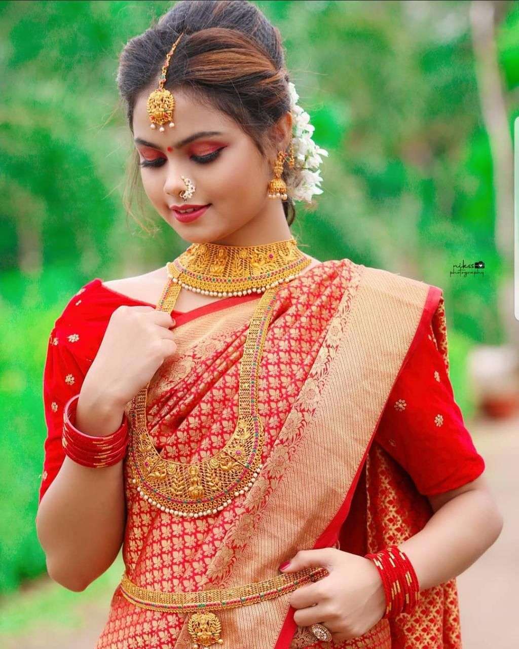 Elegant Red Kanjiravam Silk Saree With Demure Blouse Piece