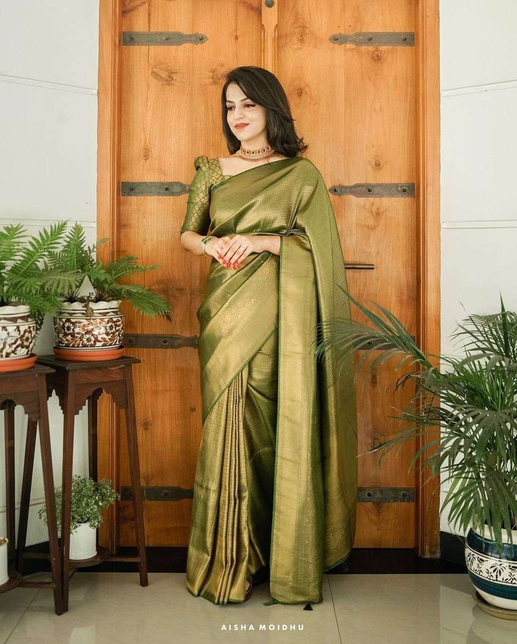 Graceful Green Kanjivaram Silk Saree With Delightful Blouse Piece