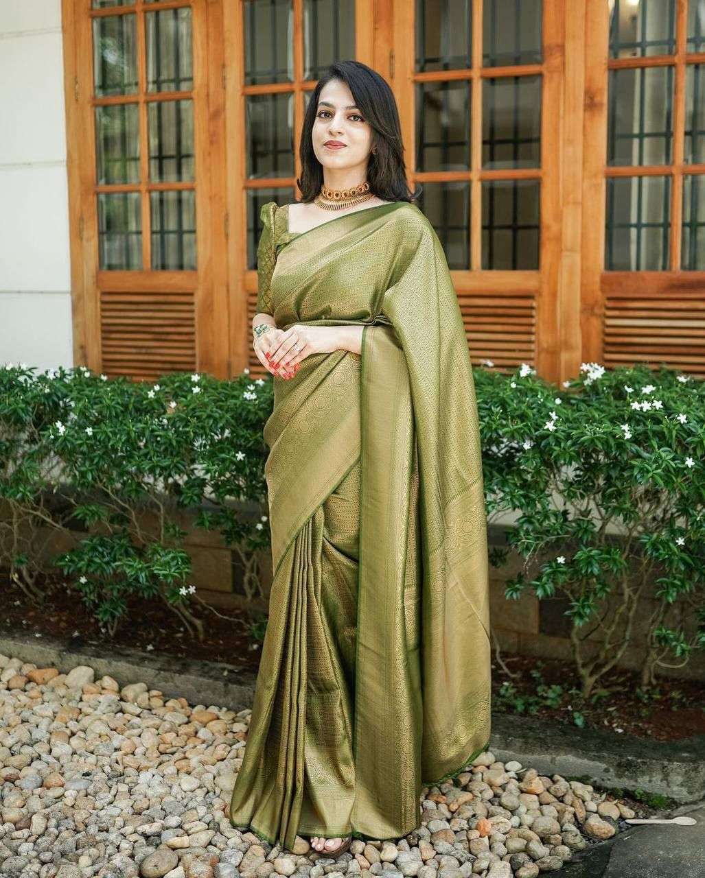 Graceful Green Kanjivaram Silk Saree With Delightful Blouse Piece