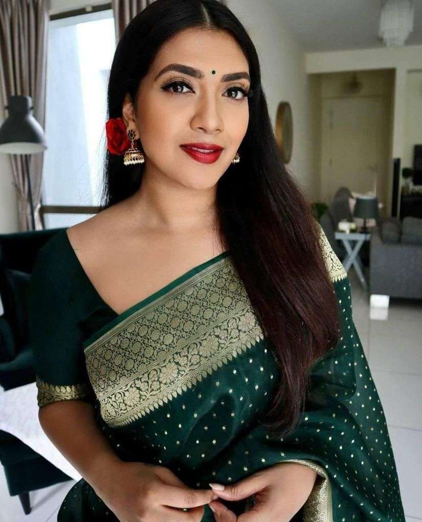 Quintessential Green Soft Silk Saree With Dalliance Blouse Piece