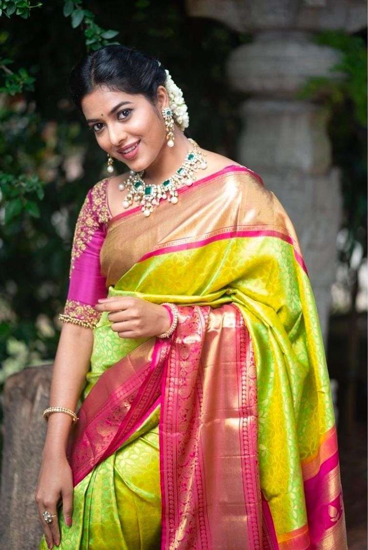 Trendy Light Green Banarasi Silk Saree With Exceptional Blouse Piece