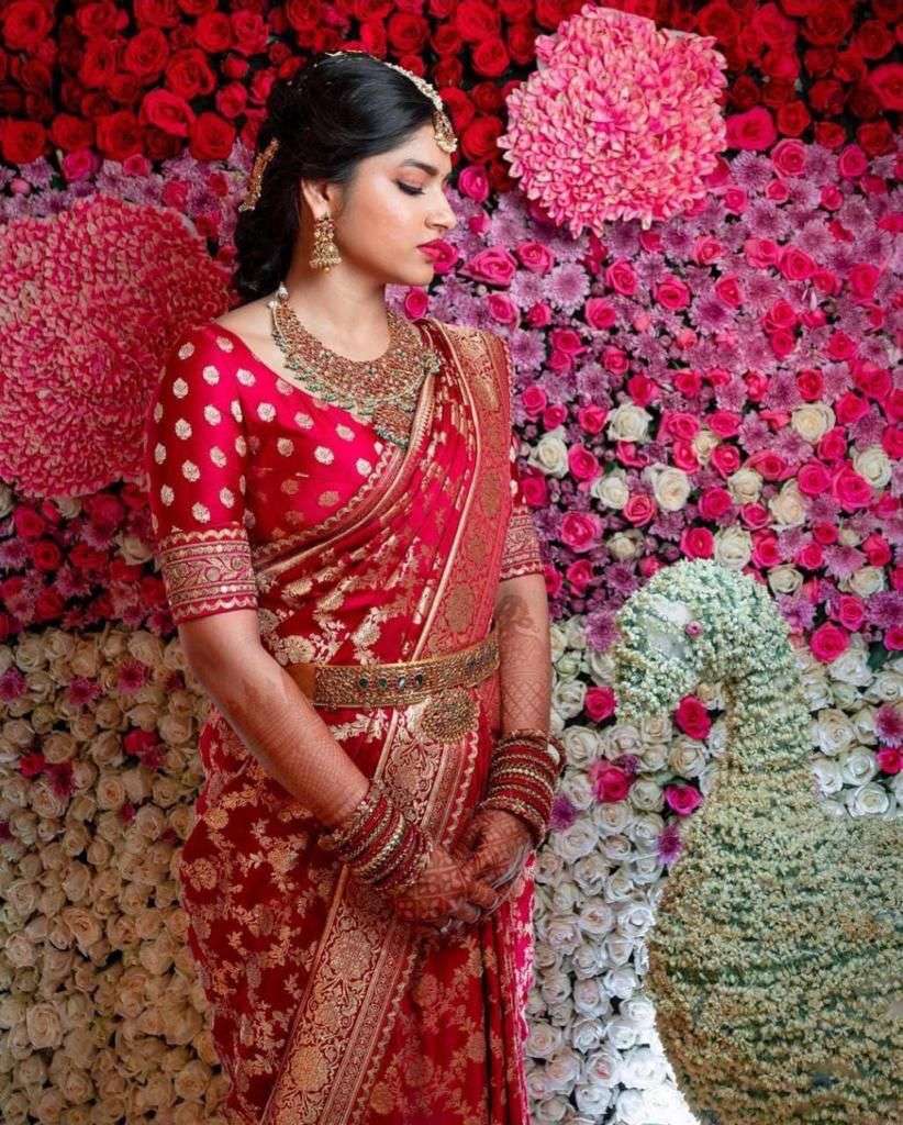 Elegant Red Banarasi Silk Saree With Delightful Blouse Piece