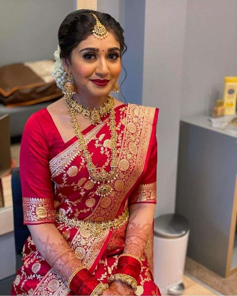 Elegant Red Banarasi Silk Saree With Delightful Blouse Piece