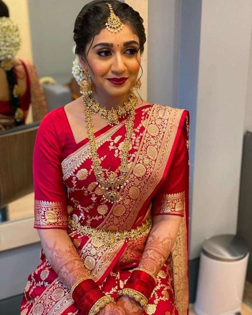 Elegant Red Banarasi Silk Saree With Delightful Blouse Piece