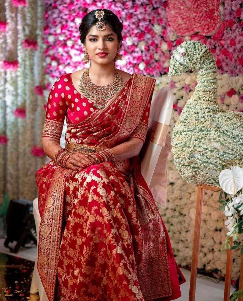 Elegant Red Banarasi Silk Saree With Delightful Blouse Piece